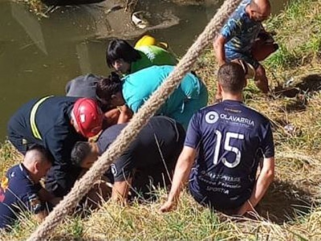 Rescataron a un hombre que cay al arroyo Tapalqu